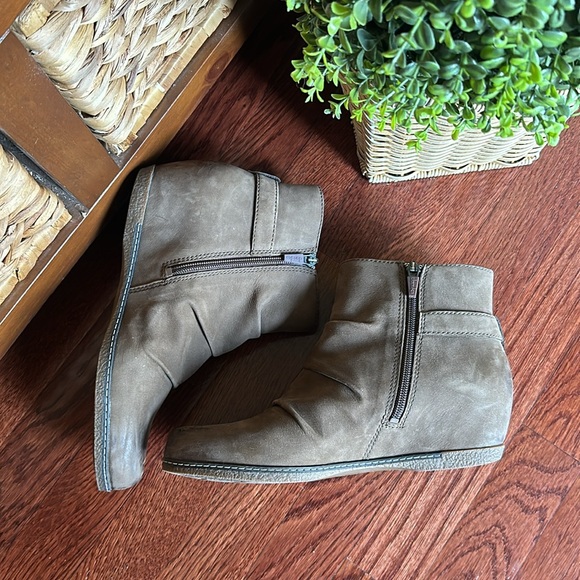 Dansko Burnished Nubuck Lia Wedge Bootie Size 40 (9.5) - Picture 13 of 14
